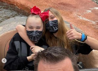 JoJo Siwa Cuddles with Girlfriend Kylie Prew During Disney World Family Trip: ‘So So So Happy’ – Yahoo Entertainment