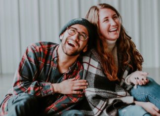 How to Flirt, According to the Experts – Brides