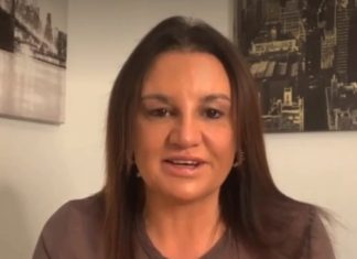 Jacqui Lambie BANNED from Qantas over Alan Joyce gay insult – Daily Mail