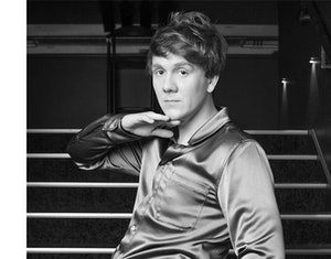 Josh Thomas Brings Authentic Gay & Autistic Stories To TV – Bustle
