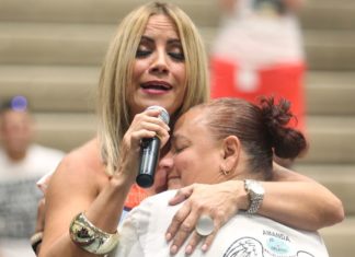 Melina León se presenta en concierto de recordación de Pulse. – Orlando Sentinel