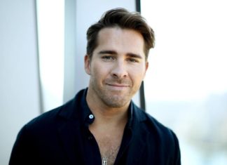 Packed to the Rafters star Hugh Sheridan identifies as non-binary – New Zealand Herald