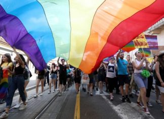 ‘Homophobic’ bouncer ‘violently’ rips gay couple apart while screaming ‘no kissing’ – PinkNews
