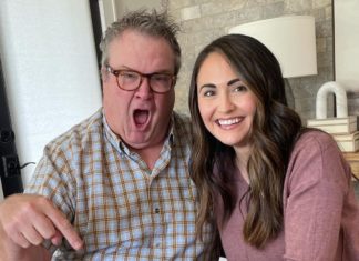 Modern Family star Eric Stonestreet gets engaged to girlfriend Lindsay Schweitzer… – The US Sun