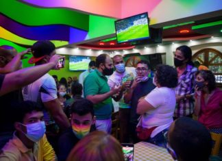 Activists protest ‘discrimination’ against gay couple in Caracas pizzeria – La Prensa Latina
