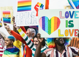 Lesbians Claim Straight Women Are Dominating Gay Bars in Viral Video – Newsweek