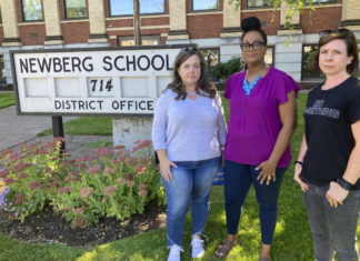 Oregon school board ban on anti-racist, LGBT signs draws ire – Yahoo News