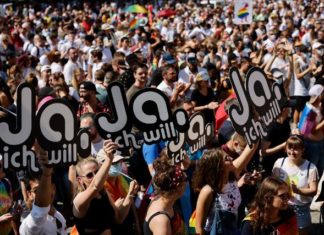 Tens of thousands protest for gay marriage in Switzerland – RiverBender.com