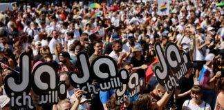 Tens of Thousands Protest for Gay Marriage in Switzerland – TIME