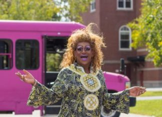 The Curbside Queens Bring Live Drag to Alumni Walk – The Bates Student
