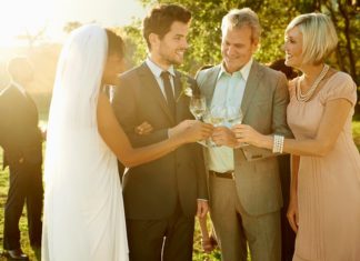 Woman hurt as girlfriend not invited to sister’s wedding due to groom’s ‘anti-gay’ family – The indy100