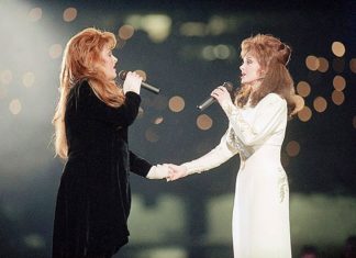 ESSAY: For a gay country boy, Naomi Judd did build a bridge – The Associated Press – en Español