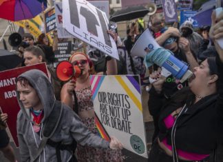 Daywatch: Illinois nonprofit provides free flights for patients traveling to get an abortion – Chicago Tribune