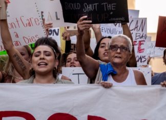 Live blog: A new executive order aims to preserve abortion access, but its reach is limited – KPBS