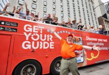 Leslie Jordan Plays Tour Guide on New York City Bus – PEOPLE