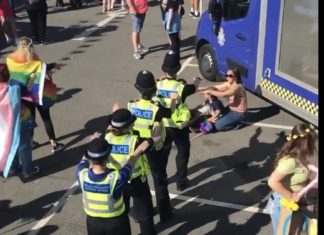 Lincolnshire cops who danced the Macarena at Gay Pride march pleased to have upset British conservatives – Boing Boing