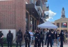 Masked Antifa protesters show up brandishing weapons at Texas ‘drag brunch’ with kids – Fox News