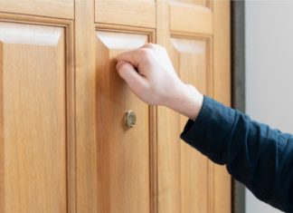 Watch these door-to-door missionaries get scared off by someone’s gay doormat – Boing Boing