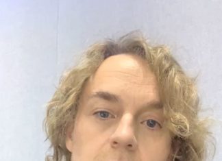 Darren Hayes Recalls Mental Health Struggles Before Coming Out as Gay – PEOPLE