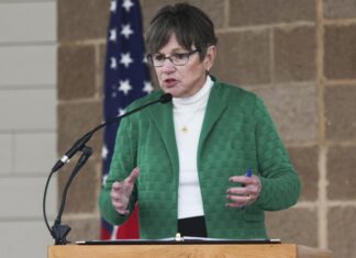 GOP hits Kansas governor hard on trans athletes, her new ad – The Associated Press – en Español