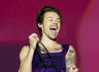 Harry Styles Leads Fans In Applause For Queen Elizabeth – Towleroad