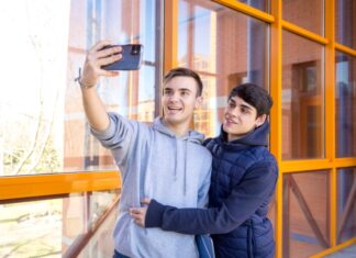 Is college a gay old time? Twitter isn’t so sure. – Queerty