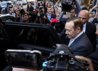 Kevin Spacey opens up about coming out as gay at an old age because he was raised by a ‘neo-nazi’ – Marca English