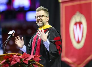 Wall Street Journal columnist Jason Gay to deliver UW spring commencement keynote – The Badger Herald Wall Street Journal columnist Jason Gay to deliver UW spring commencement keynote - The Badger Herald