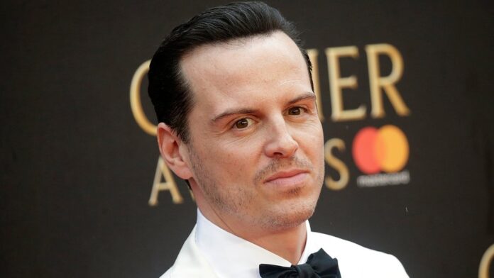 Andrew Scott rejects 'openly gay' label - BBC