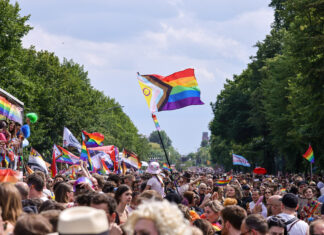 European countries urge LGBTQ+ travellers to use caution when travelling to US – PinkNews European countries urge LGBTQ+ travellers to use caution when travelling to US - PinkNews