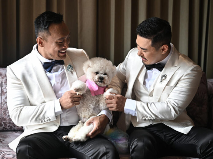 Gay Chinese couple fulfil wedding dream in 'freer' Thailand - France 24