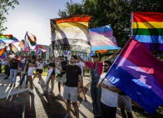 Largest U.S. gay rights group issues Florida travel advisory – NBC News Largest U.S. gay rights group issues Florida travel advisory - NBC News