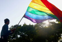 Largest US gay rights group issues Florida travel advisory for anti-LGBTQ+ laws – AP News Largest US gay rights group issues Florida travel advisory for anti-LGBTQ+ laws - AP News