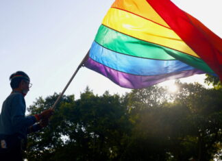 Largest US gay rights group issues Florida travel advisory for anti-LGBTQ+ laws – AP News Largest US gay rights group issues Florida travel advisory for anti-LGBTQ+ laws - AP News