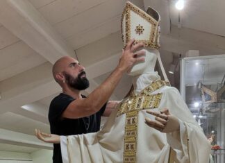 Meet the gay designer who makes the Pope’s clothes – See how much he charges – Pulse Nigeria Meet the gay designer who makes the Pope’s clothes - See how much he charges - Pulse Nigeria