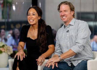Chip Gaines defends decision to include gay couple on ‘Back to the Frontier’ show – NBC News Chip Gaines defends decision to include gay couple on 'Back to the Frontier' show - NBC News