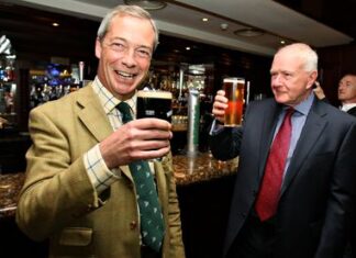 ‘Modern Family’ and ‘Glee’ were honoured at the Gay and Lesbian Alliance Against Defamation – IrishCentral ‘Modern Family’ and ‘Glee’ were honoured at the Gay and Lesbian Alliance Against Defamation - IrishCentral