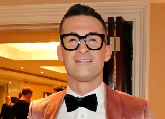 Sky Sports presenter blasts unnamed anti-LGBTQ+ footballer who ‘cheated on wife every week’ – PinkNews Sky Sports presenter blasts unnamed anti-LGBTQ+ footballer who ‘cheated on wife every week’ - PinkNews