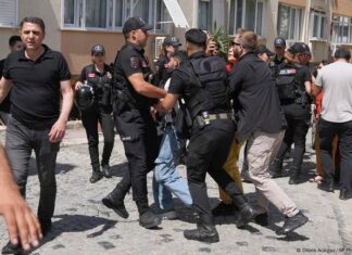 Turkey: Police detain dozens at banned LGBTQ+ Pride parade – DW Turkey: Police detain dozens at banned LGBTQ+ Pride parade - DW