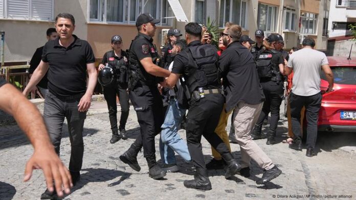 Turkey: Police detain dozens at banned LGBTQ+ Pride parade - DW