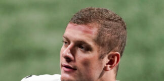 When this gay sports star hears his straight teammates talk about women, he struts right out the door! - queerty.com