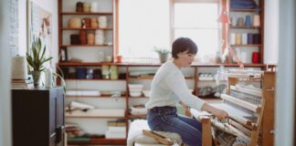 2SLGBTQ+ Winnipeggers embrace vintage and thrift fashion for self-expression – CBC 2SLGBTQ+ Winnipeggers embrace vintage and thrift fashion for self-expression - CBC