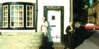 Blue plaque for Barnsley gay couple who 'defied convention' - BBC