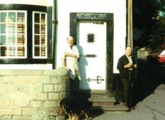 Blue plaque for Barnsley gay couple who 'defied convention' - BBC