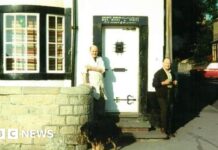 Blue plaque for gay couple who 'defied convention' - BBC