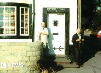 Blue plaque for gay couple who 'defied convention' - BBC
