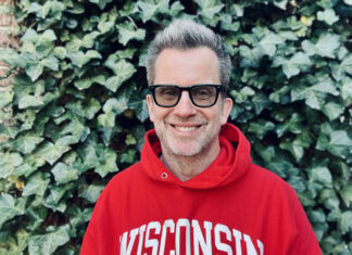 Columnist and humorist Jason Gay to deliver spring commencement address for his beloved alma mater (and to spite Michigan, probably) – UW–Madison News Columnist and humorist Jason Gay to deliver spring commencement address for his beloved alma mater (and to spite Michigan, probably) - UW–Madison News