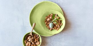Could eating almonds daily help prolong the health span? - MedicalNewsToday