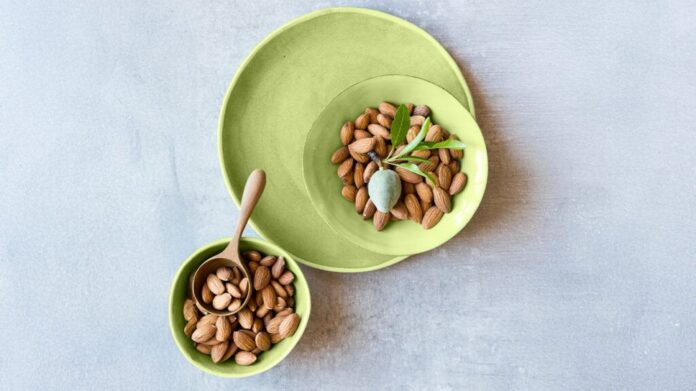 Could eating almonds daily help prolong the health span? - MedicalNewsToday