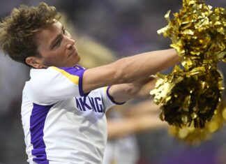 How male cheerleaders made sports welcoming to this gay fan - OutSports